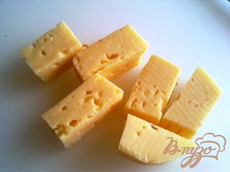 Брусочками сыр, пластинками ветчину (если она не порезана сразу в упаковке)