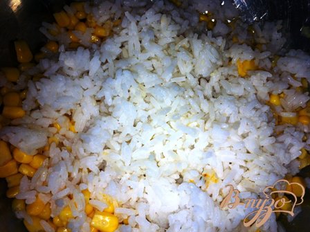 Отварить рис в подсоленной воде.Слить сок с кукурузы и промыть под проточной водой.Переложить в салатницу.Добавить отварной рис.