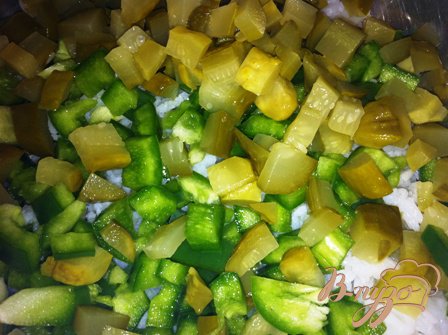 Нарезать мелким кубиком перец и маринованные огурчики,добавить в салатницу.