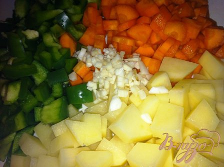 Картофель, перец, морковь моем и нарезаем на мелкие кубики. Измельчаем чеснок.