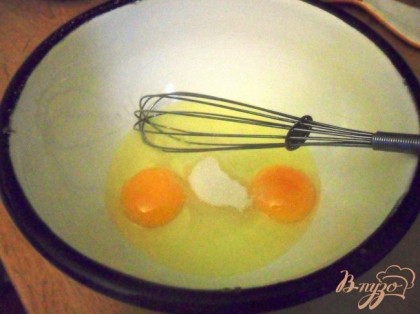Яйца взбить с 1 ст л сахара и солью.