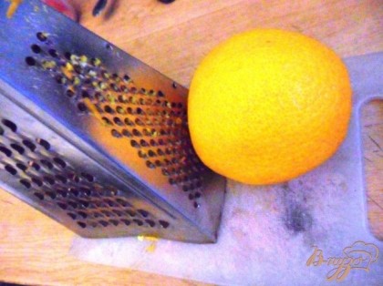 Для соуса снять цедру с апельсина. Из апельсинов выжать сок вместе с частью мякоти.Персики опустить на 5 с в кипящую выду, обдать холодной водой и снять кожуру. Затем разрезать пополам и удалить косточки. Мякоть персика нарезать тонкими ломтиками.