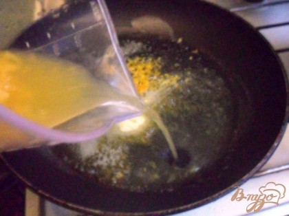 В сковороде на среднем огне растопить сливочное масло, добавить сахар, апельсиновый сок и цедру. Помешивая довести сироп до кипения.