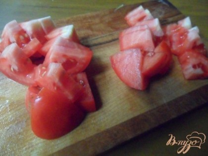 Кабачок и помидор вымыть, обсушить и нарезать кубиками.