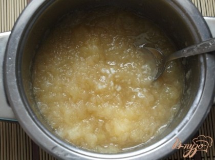 Измельчаем яблоки блендером до состояния пюре.Добавляем лимонный сок и сахарную пудру,перемешиваем и ставим в холод.