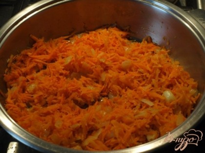 Нарезать лук,капусту и перец,морковь потереть на средней тёрке.На сковороде слегка обжарить лук,добавить морковь.