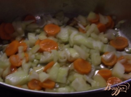 Лук и морковь почистить, нарезать. Обжарить на растительном масле.