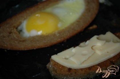 Готово! Внутрь ломтика с отверстием выбить яйцо, на другой положить ломтик сыра. посолить если нужно, довести до готовности яйца.