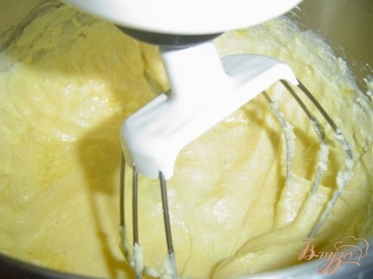 Размягченное масло взбиваем с сахаром до бела, а затем добавляем по одному яйцу не прекращая взбивать.