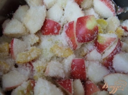 Яблоки вымыть, очистить от сердцевинки и нарезать мелкими кусочками.Соединить айву и яблоки, засыпать сахаром. Дать постоять, чтобы вышел сок.