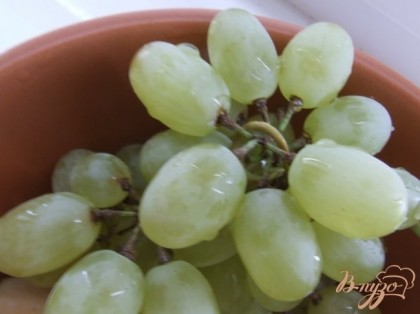 Виноград промыть, снять ягоды с ветки.