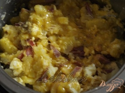 В отдельной посуде взбить яйца до однородности.Яйца смешать с картофельной массой,поперчить и посолить.