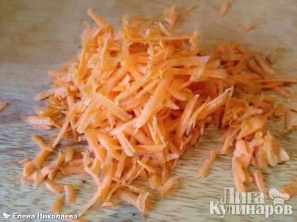 Трем оставшуюся половинку моркови и отправляем в наш гороховый суп