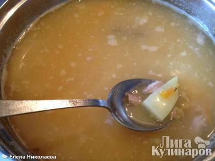 Картофель тоже выкладываем в суп, варим минут 10.
