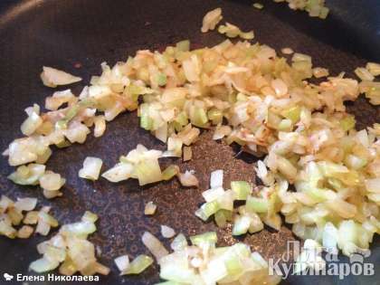 Как раз должен был картофель уже сварится, выкладываем обжаренный лук в суп и варим еще минут 5-7.