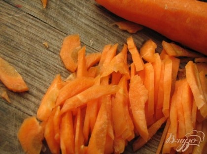 Самый трудоемкий процесс - нарезание кило моркови тонкой соломкой, поскольку ни крупная терка, ни нарезка как на корейскую морковь не подходит в этом салате