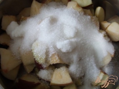 Яблоки нарезать некрупными ломтиками. Пересыпать сахаром и оставить на некоторое время, чтобы образовался сок.