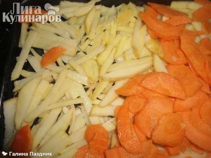 Рыбу разделать и нарезать на куски, посолить и поперчить, сбрызнуть лимонным соком. Очистить картошку, морковь, лук и все порезать по отдельности. Противень смазать немного маслом, на него выложить слой картофеля, дальше моркови. Немного посолить сверху.