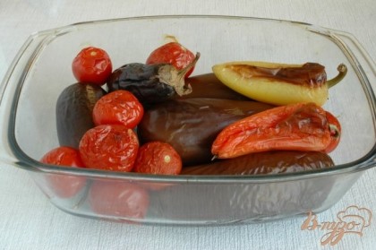 Баклажаны, перец и помидоры промыть, в нескольких местах наколоть острым ножом. Поставить запекаться целиком в духовку (полчаса при 200 градусах). Оставить до полного остывания внутри духовки.
