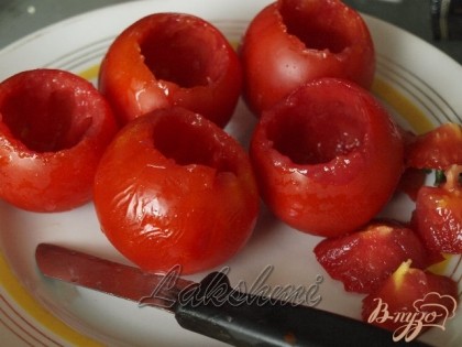В помидорах срезать верхушку и вынуть часть мякоти.Посолить и поперчить в середине.