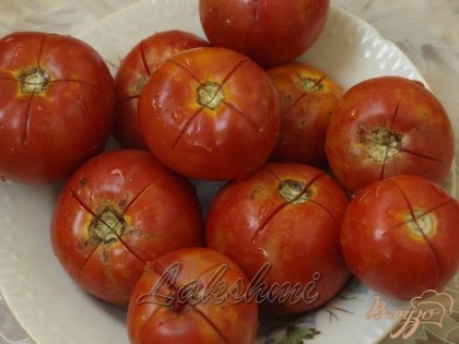Для томатного сока я также использую помидоры - делаю надрезы накрест,ошпариваю кипятком и снимаю кожицу.Затем перекручиваю в комбайне и варю томат около 30-ти минут на медленном огне.