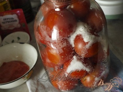 Готово! Затем воду сливаю,в банку насыпаю соль.Заливаю помидоры кипящим соком и закатываю.Приятных заготовок!