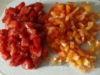 Нарезать кубиками помидоры и перец.