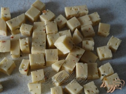 Нарезать кубиками сыр.