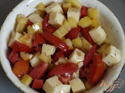 Нарезать кубиками или небольшими ломтиками помидоры и перец, моцареллу кубиками. Залить оставшейся заправкой и хорошо перемешать.