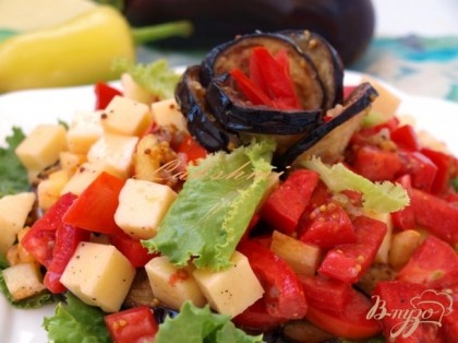Готово! На листья салата выложить тёплые баклажаны в заливке, сверху помидоры, перец и моцареллу. Украсить по желанию.Приятного аппетита!!!