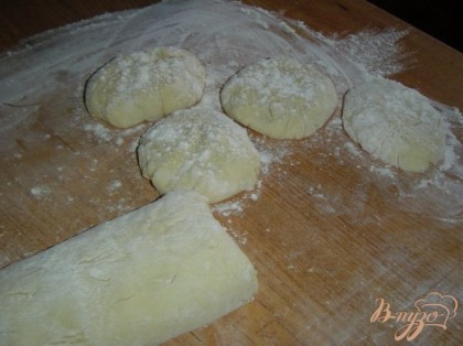 Из теста формируем колбаску и нарезаем ее на 9 частей.
