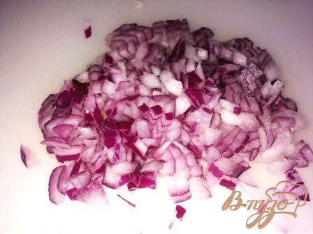 Нарезаем мелко красный салатный лук.