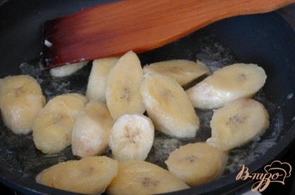 Спелые бананы, почистить, нарезать дольками и минуту обжарить на сливочном масле с обеих сторон.