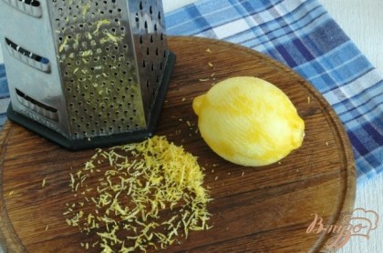 С лимона счистить цедру (отправить ее в выпечку, добавить в тесто для кекса или пирога, засушить в крайнем случае, не пропадать же ценному продукту).