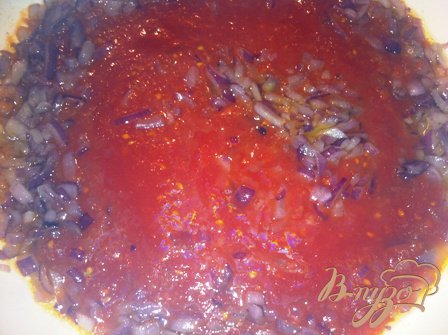 Добавляем к луку томатное пюре и сахар, накрываем крышкой и тушим 6 минут