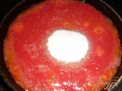 К луку добавляем томат и сахар. Кипятим 5 минут.