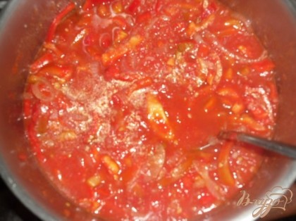 В миску с перцем добавляем лук с томатом, накрываем крышкой и даем пропитаться.