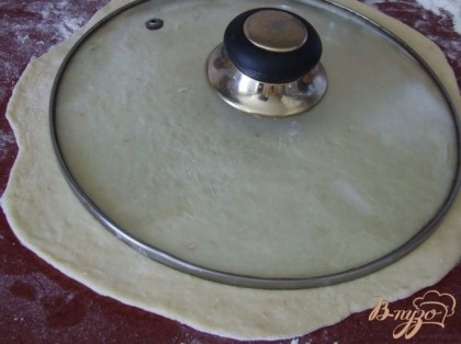 Каждую часть раскатать в пласт толщиной полсантиметра, вырезать по тарелке или по крышке круг.