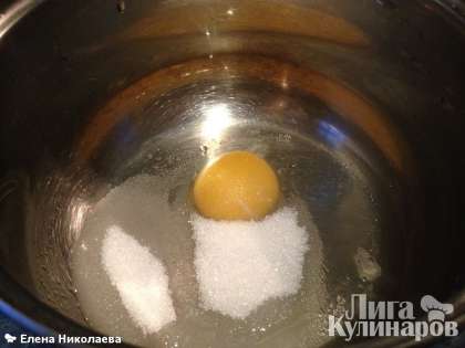 Готовим блинчики. Сразу оговорюсь, да, я кладу всего 1 яйцо на это количество жидкости, такие блинчики капризнее (могут рваться), но зато они и нежнее и не пересыхают.    Итак, разбиваем яйцо, добавляем ложку сахара и щепотку соли