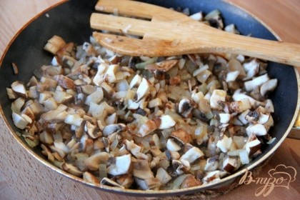 Мелко нарезать лук и грибы и спассеровать их в небольшом кол-ве растительного масла до испарения жидкости, постоянно помешивая.