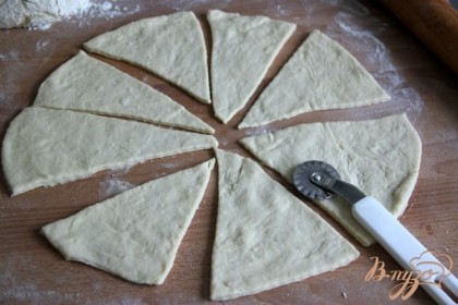Разделить тесто на 3 части и раскатать каждую в круг, круг разделить на сегменты, как пиццу.