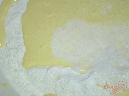 В просеянную муку (1,5 стакана) вливаем желтки, взбитые с сахаром (150 г), соду, погашенную уксусом.