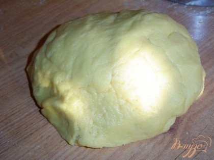 Руками замешиваем тесто, постепенно добавляя муку (1 стакан). Готовое тесто накрываем пищевой пленкой и убираем в холодильник на 30 минут.