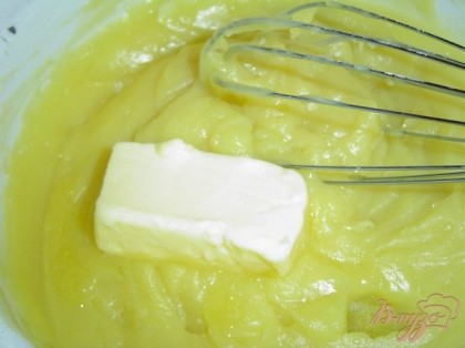 К загустевшему крему добавляем яйцо, взбитое с 50 мл молока, не переставая помешивать. После того, как крем хорошенько загустеет убираем его с плиты, добавляем масло (50 г), перемешиваем и даем немного остыть.