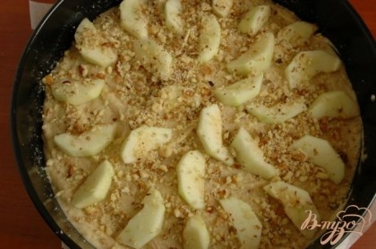 Залить тестом. Сверху выложить еще слой ломтиков яблок. Также присыпать сахаром и толчеными грецкими орехами. Выпекать при 190 гр 45-50 минут.