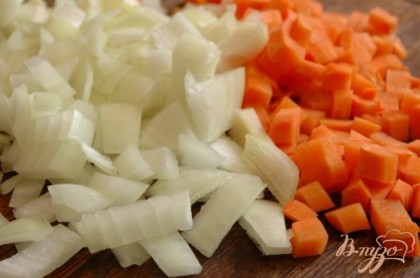Добавляем, мелко нарезанный, лук и морковь.