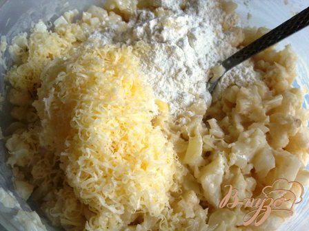 Приготовим муку и натрем сыр на мелкой терке. Затем измельчим в блендере или покрошим ножом. Смешаем яйцо, муку, сыр и остывшую капусту.