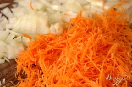 Лук и морковь почистить. Лук - меленько нарезать, морковь - натереть на мелкой терке.