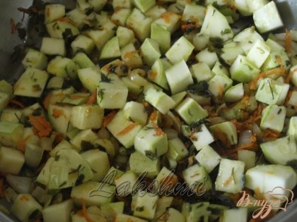Нарезать кубиками лук, морковь натереть на средней тёрке, обжарить немного на оливковом масле, добавить кабачок.Перловую крупу залить водой на ночь, отварить до готовности согласно рецепта на упаковке.