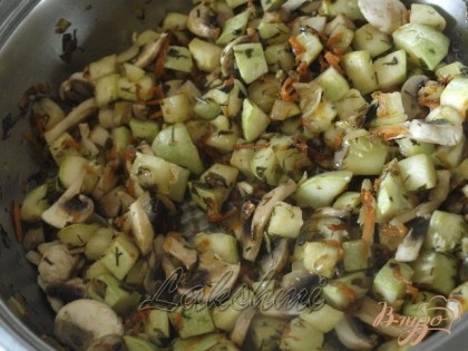 К кабачкам добавить грибы и зелень, влить вино и тушить под крышкой до выпаривания жидкости.